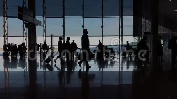 机场繁忙的候机楼里有商务人士视频的预览图
