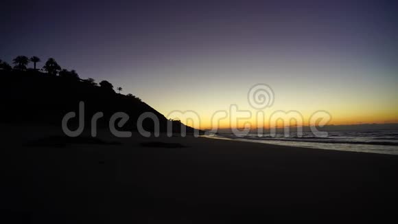 日出时在弗特文图拉海滩上的海浪视频的预览图