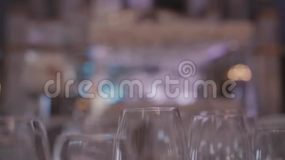 餐厅婚礼装饰在大理石大厅的丰盛的餐桌上放着闪闪发光的眼镜视频的预览图