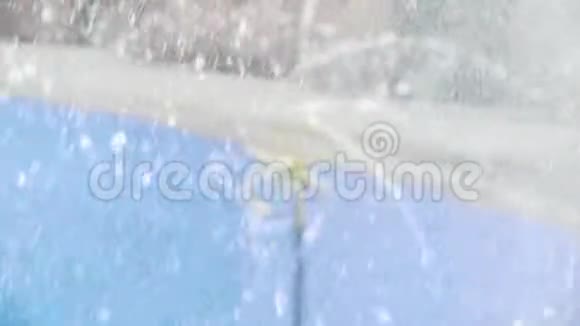在炎热的夏日泼水喷头视频的预览图