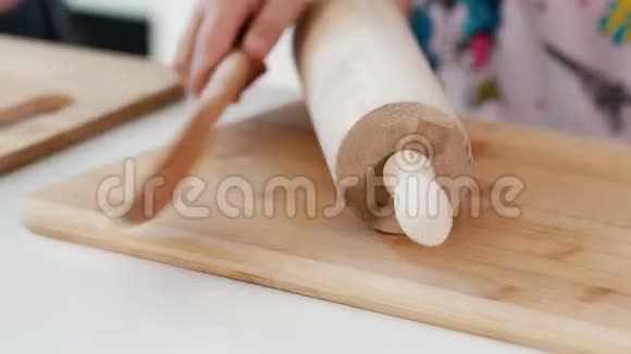 孩子们的手放在桌子上用于烘焙的木制物品视频的预览图