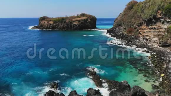 带岩石石头和蓝色海洋的鸟瞰岛视频的预览图