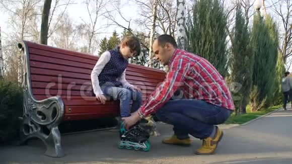 父亲帮助女儿穿滑轮鞋视频的预览图