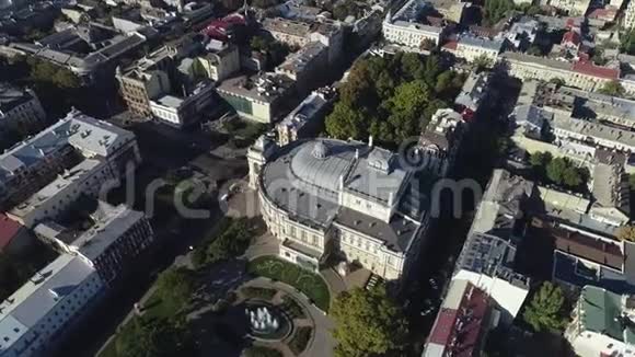 敖德萨歌剧和芭蕾舞剧院乌克兰空中观景4k视频视频的预览图