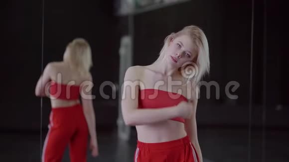 性感的金发舞者在舞厅跳爵士舞视频的预览图