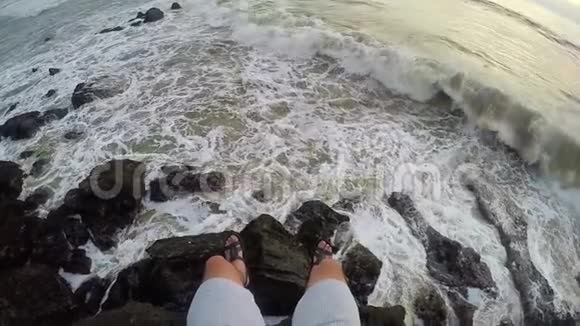 FPV在大浪的背景下双腿以超慢的速度撞击岩石视频的预览图