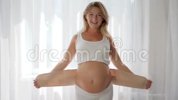 幸福女孩特写收紧腹部孕妇绷带未来母亲带产带视频的预览图