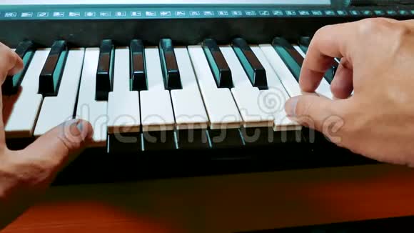 人手弹钢琴演奏键盘的音乐家的特写男性手弹合成数字钢琴视频的预览图