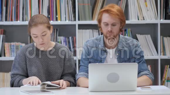 男人在手提电脑上打字而他正在看文件视频的预览图