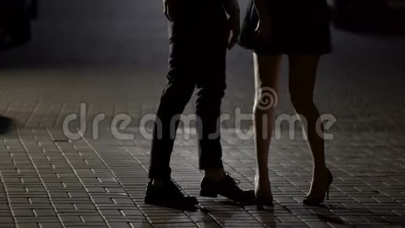 浪漫的男人和女人在街上积极跳舞即兴表演约会视频的预览图