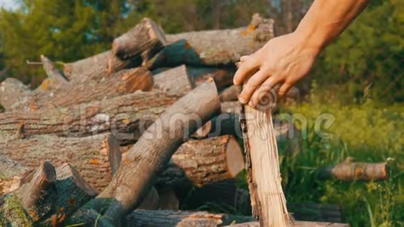 樵夫用一把老式的铁斧砍柴手工切割木材视频的预览图