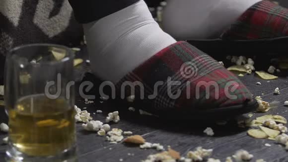 失业的单身汉在地上乱扔爆米花和薯片生活一团糟视频的预览图