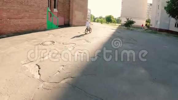 这个男孩正在骑自行车视频的预览图