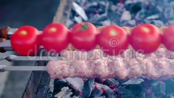 在肉串旁边放一个带有新鲜西红柿的烤肉串视频的预览图