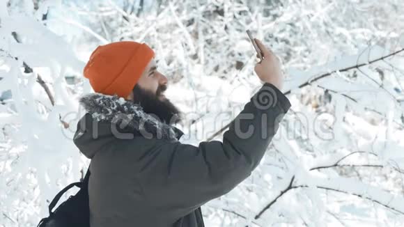 冬天下雪天的男人用手机聊天视频的预览图