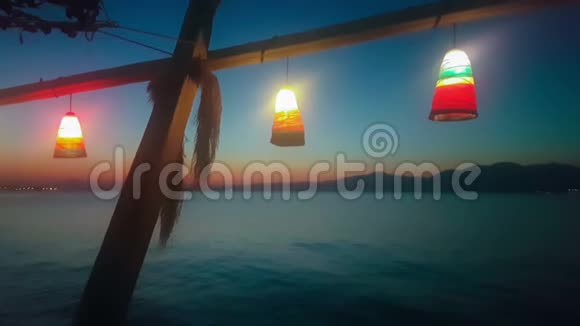 在希腊卡拉莫斯度假有灯光的海上夜景视频的预览图