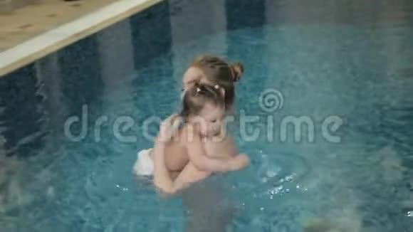 害怕女婴和她第一次游泳视频的预览图