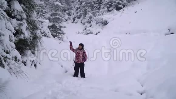 一个年轻的女人独自走过一片雪林年轻漂亮的游客偷偷地溜过雪地她环顾四周视频的预览图