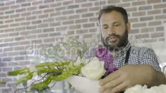 两位花商准备在白玫瑰花店布置的近景视频的预览图