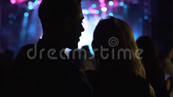 夜店的气氛情侣们在音乐节上跳舞欢笑视频的预览图
