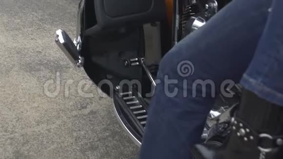 穿着高跟鞋的女人坐在骑摩托车的男摩托车手后面双腿并拢视频的预览图