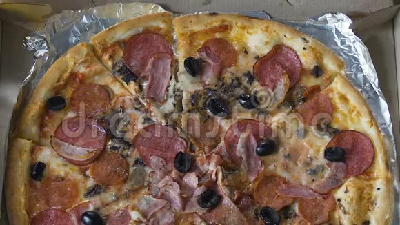 胖子吃小块新鲜披萨控制饮食计算卡路里视频的预览图