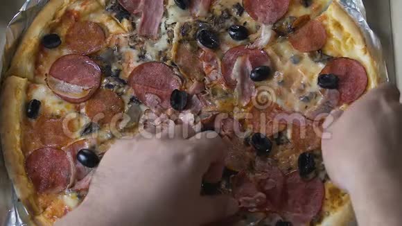 男性手从盒子里拿出巨大的披萨片体重增加压力吃视频的预览图