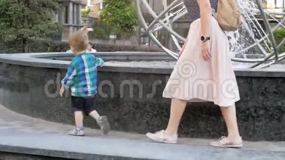 2岁幼儿男孩与母亲在公园散步的慢动作视频视频的预览图