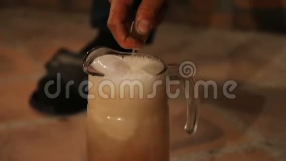 酒窖的主人用瓶子里的玻璃杯倒酒招待客人视频的预览图