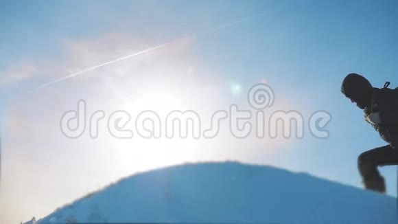 游客登上山顶冬雪冷克服困难胜利成功获胜者视频的预览图