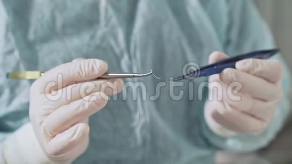 特写外科医生手里拿着一个带有手术针的夹子医院的无菌医疗器械视频的预览图