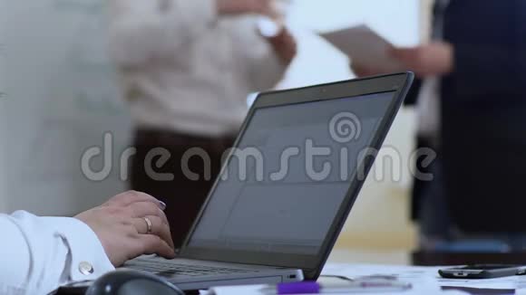 女销售经理在笔记本电脑上打字回复客户的电子邮件视频的预览图