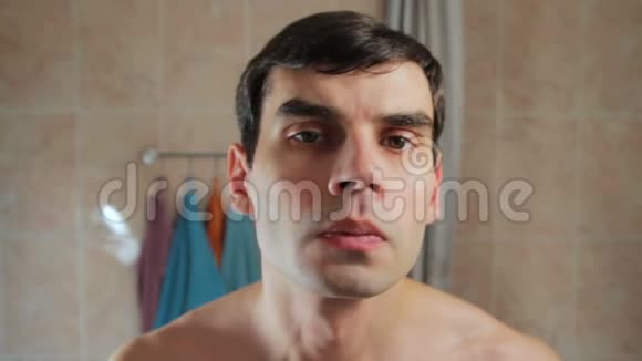 男人检查刮胡子的质量照镜子检查他的脸视频的预览图