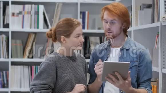 红发男女在线视频聊天视频的预览图