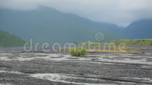 阿拉扎尼河流经格鲁吉亚高加索灌溉和饮用水视频的预览图
