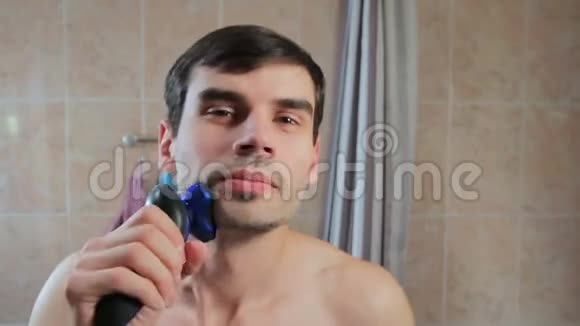 那个人在刮胡子的时候跳舞一个心情好的人用电动剃须刀刮胡子视频的预览图