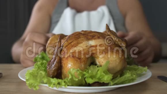 孤独的胖男人用手吃鸡不礼貌饥饿的单身汉视频的预览图