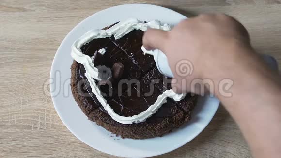 男性装饰蛋糕上面有鲜奶油和樱桃有患糖糖尿病的危险视频的预览图