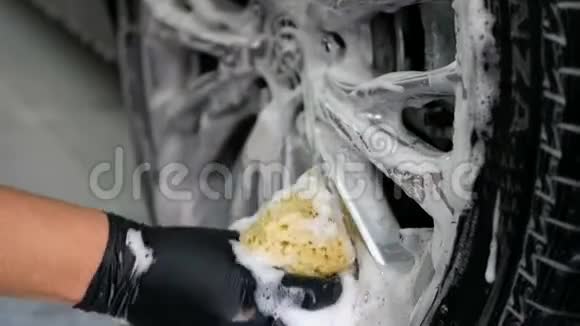 男性手用泡沫海绵洗车轮视频的预览图