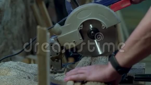 圆形锯子工业手圆形锯在工作中看到视频的预览图