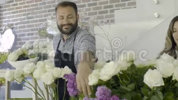 花商老板在他的花店里准备鲜花视频的预览图