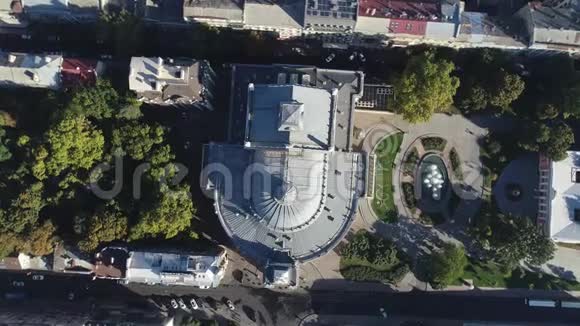 敖德萨歌剧和芭蕾舞剧院乌克兰空中观景4k视频视频的预览图