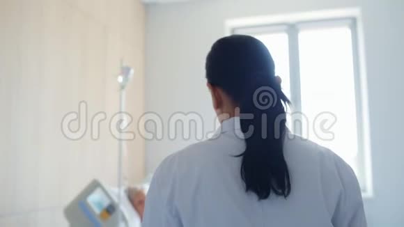 专业护理护士调整资深病人滴管视频的预览图