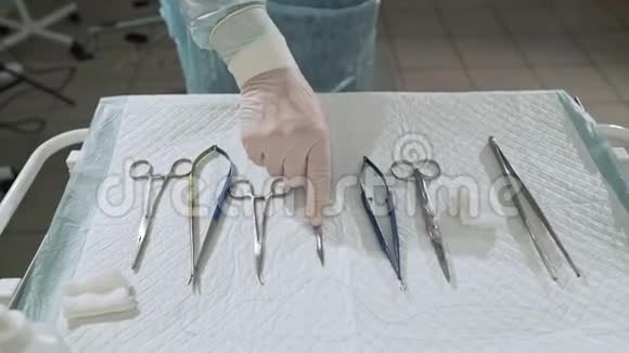 手术结束后外科医生从手术台上取出手臂上的医疗器械医生将无菌工具放入视频的预览图