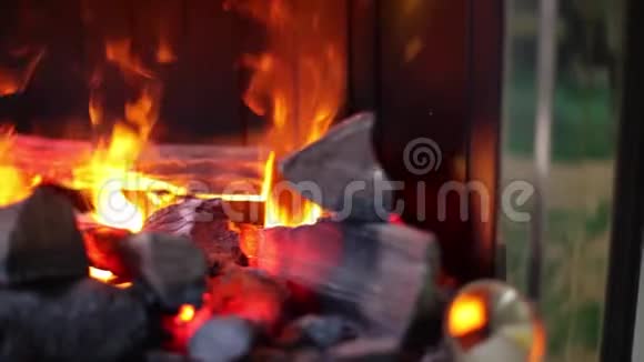 在壁炉里燃烧着火焰录像片段视频的预览图