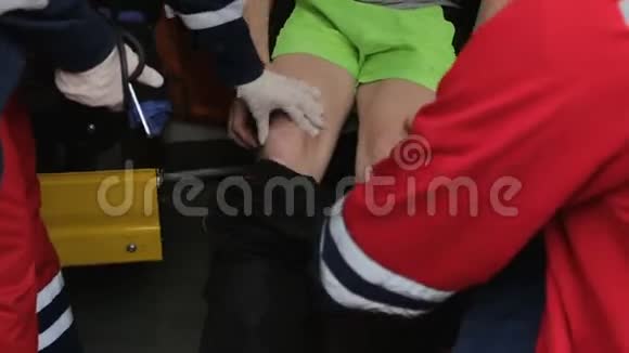 医务人员紧急检查病人的腿和膝盖怀疑骨头受伤视频的预览图