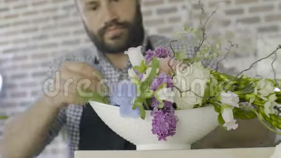 在花店里做婚礼装饰的花店老板的亲密双手视频的预览图