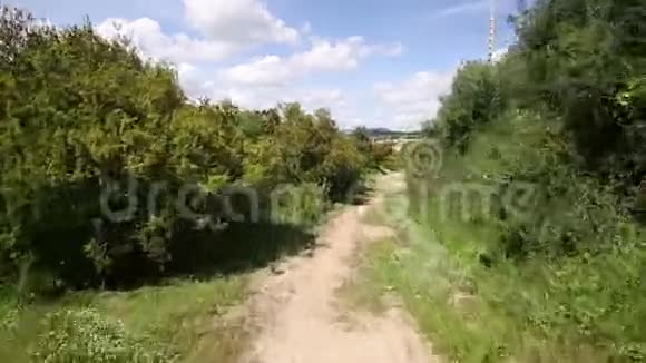 一条穿过GranjaDosSerroesPedraFurada森林的乡村小路视频的预览图