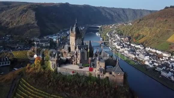 绕着德国科化城堡飞行视频的预览图