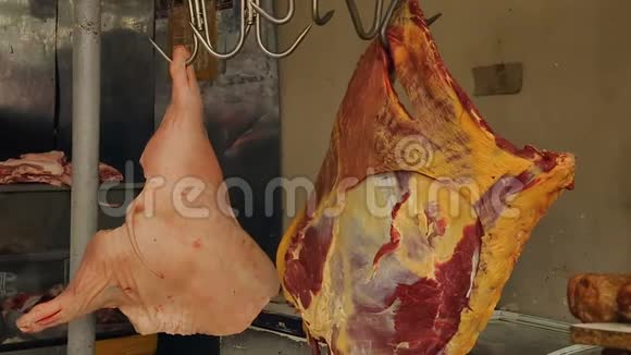 户外市场肉店肉店挂钩的新鲜生肉质量控制视频的预览图